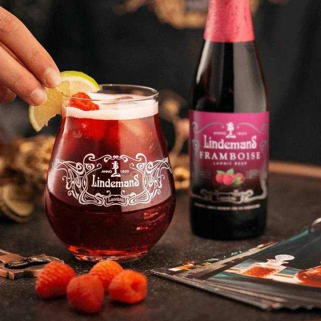 很多朋友刚关注我就问：
“新手第一支精酿，怎么选？”
别担心，今天我就推荐3支【好入口、香气足、微醺刚刚好】的新手友好款，尤其适合女生👇
🥇1. Lindemans Framboise（覆盆子兰比克）