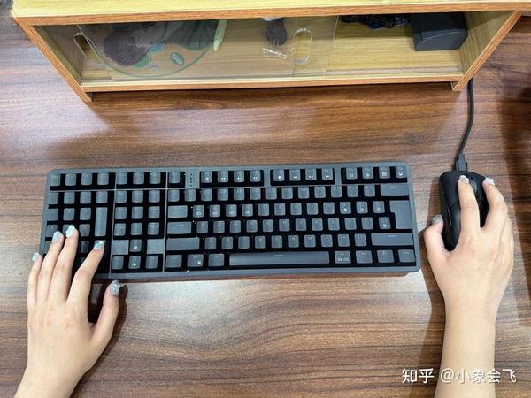 这是一种全新的键盘操作方式！左手键盘+右手鼠标，不再交叉输入，解放右手！泽溢雪蜘蛛左手键盘三模版体验测评！