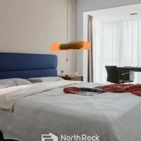 卧室塞下书桌后我再也没熬夜：20 平空间的三区划分术