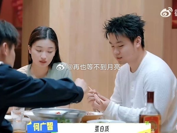 #今日宜养生##爆笑喜综带你养生#  @中国劲酒 最近几年，养生已经成为年轻人的新时尚。越来越多的90后、00后开始关注健康生活方式，各种养生妙招层出不穷。今天就来分享几个简单实用的养生小技巧。早晨起