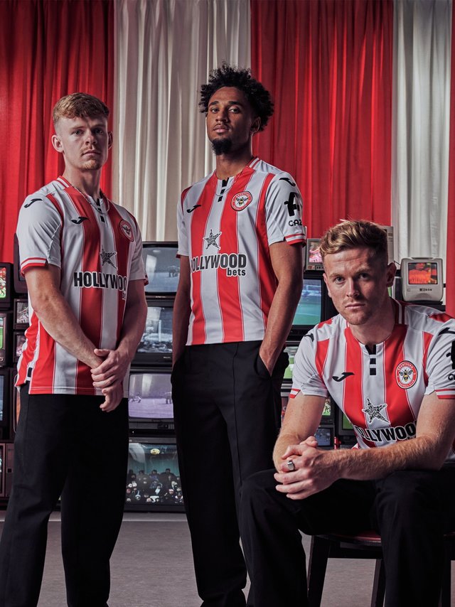 布伦特福德2025-2026赛季主场球衣正式公布。新的主场球衣以红色和白色为主色调，为庆祝布伦特福德的百年诞辰，Joma将俱乐部的经典配色设计成了现代而怀旧的风格。领子的灵感来自我们1925年的设计，