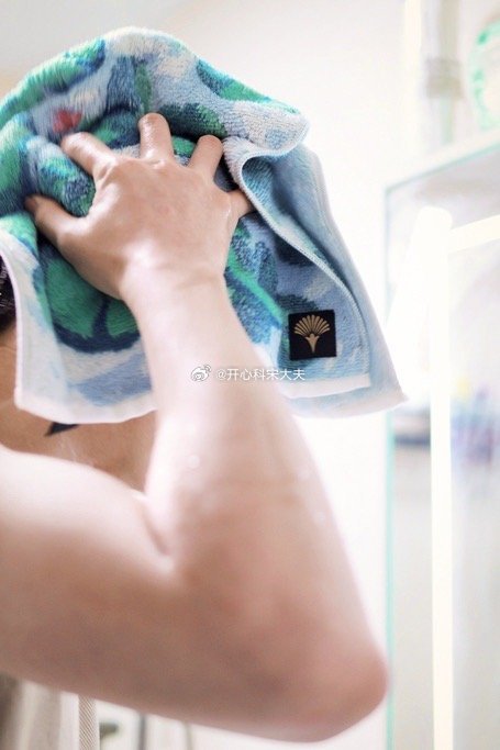 #为什么大家又重新使用毛巾# 小毛巾的大健康：解锁日常护理的5个妙用～

一条普通毛巾，用对方法就能成为健康好帮手！以下是科学使用毛巾的实用指南：

一、热敷：缓解身体小毛病
• 眼疲劳/干眼症：40