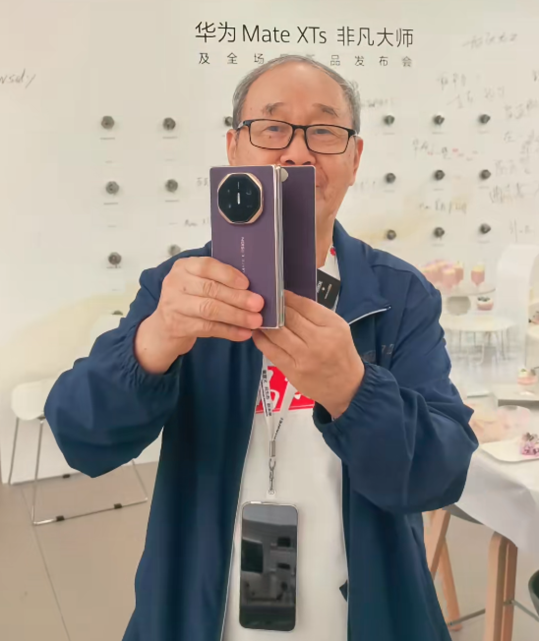 收藏230多台华为手机!83岁华为铁粉点评Mate XTs三折叠:八边形战士