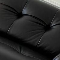 客厅是家庭活动的核心区域，而沙发则是客厅的灵魂所在。