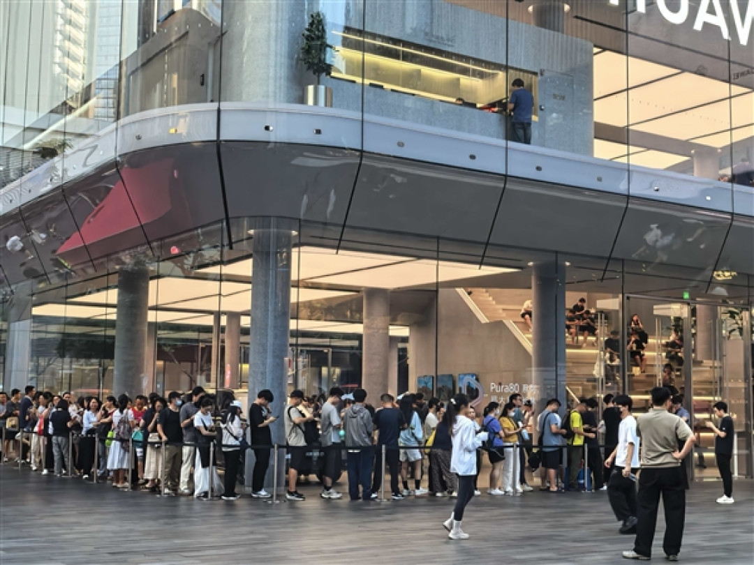 华为新三折叠屏Mate XTs非凡大师开售现场人从众:17999元起