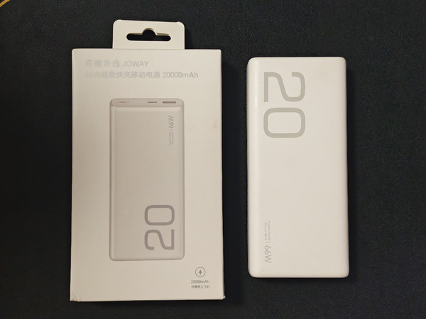 每次长时间出差或者户外工作，我都需要携带一个充电宝，只是有一次携带充电宝还因为不合格，被机场扣下了，后来我对充电宝选择也有了一个新的要求，那就是容量够大，而且还能携带上飞机。荣耀亲选JOWAY 66W
