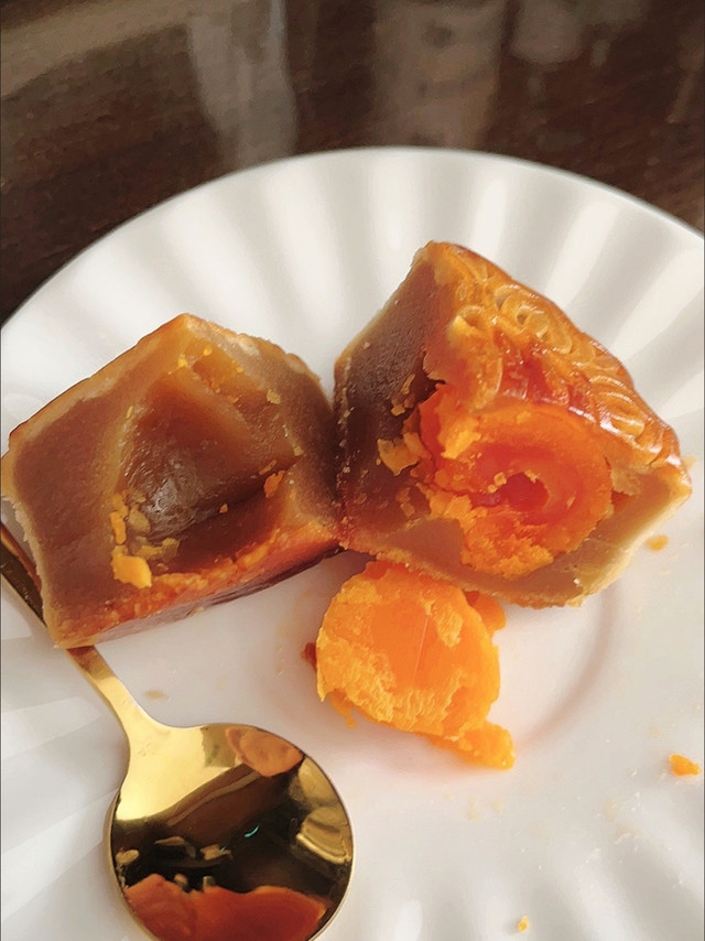 广式双黄白莲蓉月饼中秋佳节送礼佳品