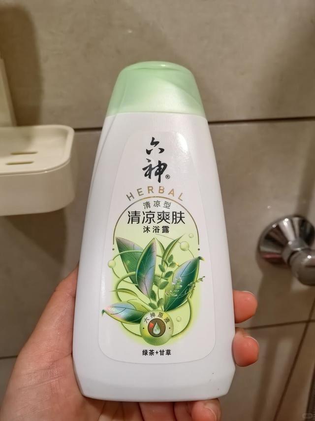 我真好想夸夸这款六神沐浴露,真的很神奇,我用了几天后背就不起痘痘了,用完很清爽不黏腻,太适合我了。只怪发现的太晚了,早点被我发现就好了,困扰我很多年的后背痘痘,夏天一出汗就起的痱子,全治愈了。我给六神