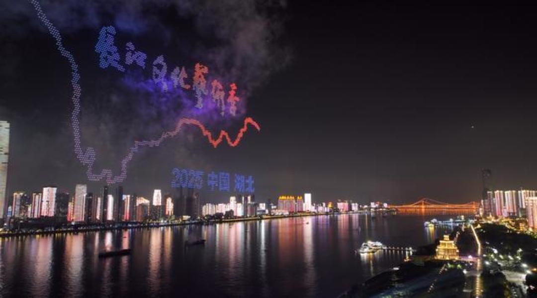 长江夜未央!2025武汉烟花秀:四千无人机与立体焰火共创城市高光叙事