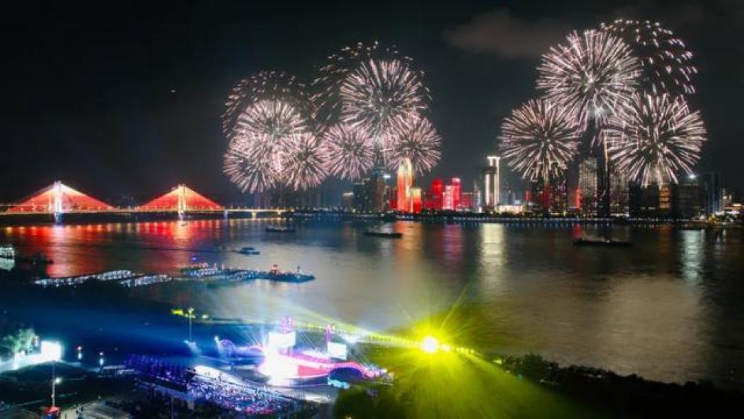 长江夜未央!2025武汉烟花秀:四千无人机与立体焰火共创城市高光叙事