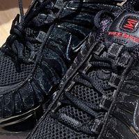 通勤也要酷！这双「黑化气柱」Nike Shox TL 把地铁口走成了秀场