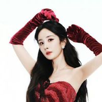 杨幂：红丝绒礼裙配钻石珠宝，颜值身材双在线的时尚女王