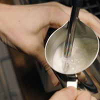 “滋滋”声里的学问：蒸汽棒打奶泡的绵密感，就这几个技巧
