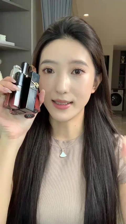 #彩妆产品##东方之美##彩妆产品# 春夏天热门唇釉来啦!YSL、香奈儿、迪奥这些大牌都有,无滤镜试色超真实~每支都好看到想all in!你最心水哪支?快来评论区告诉我呀~ Mizzi仙贝的微博视频