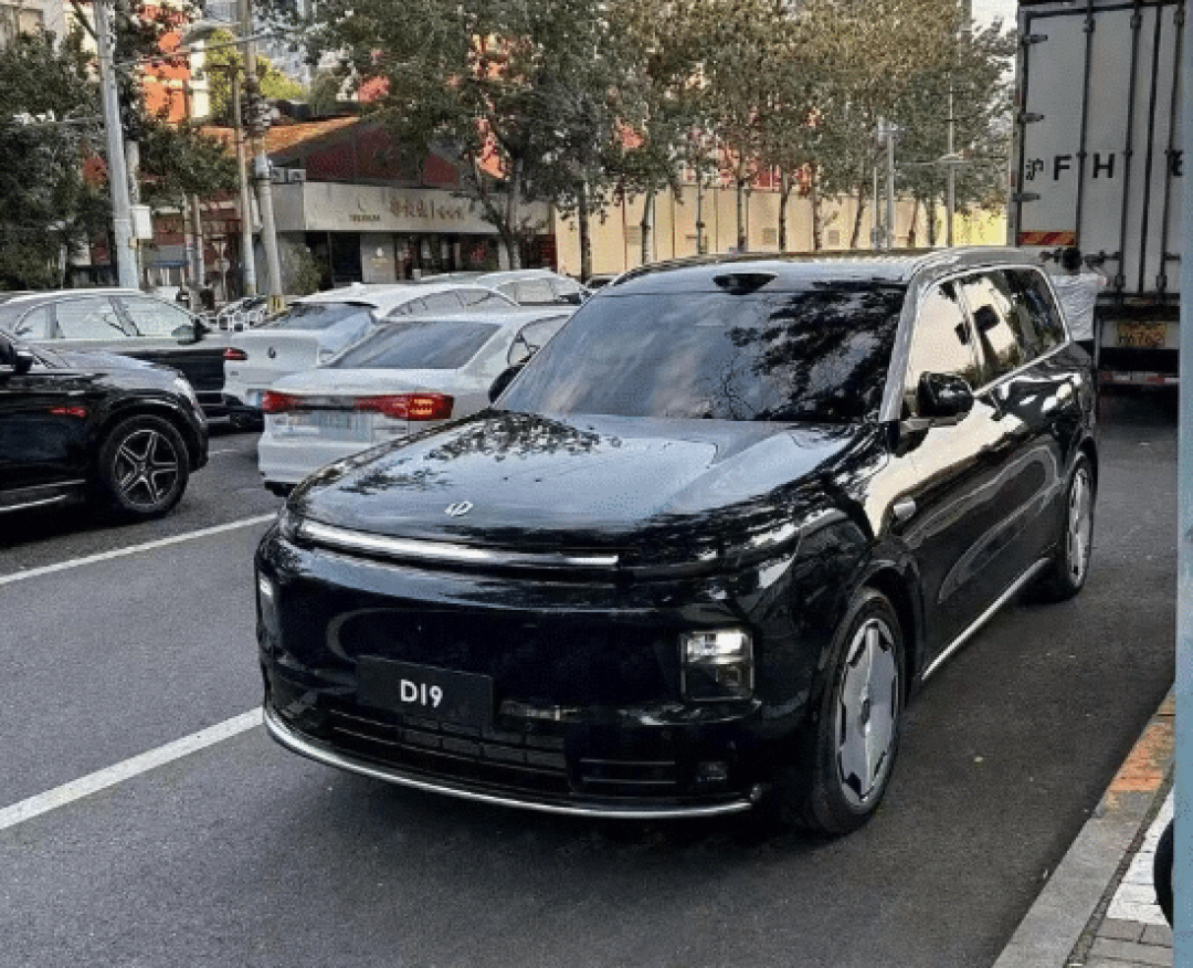 零跑汽车全新旗舰SUV D19实车曝光,定位全尺寸六座新能源,明年上市