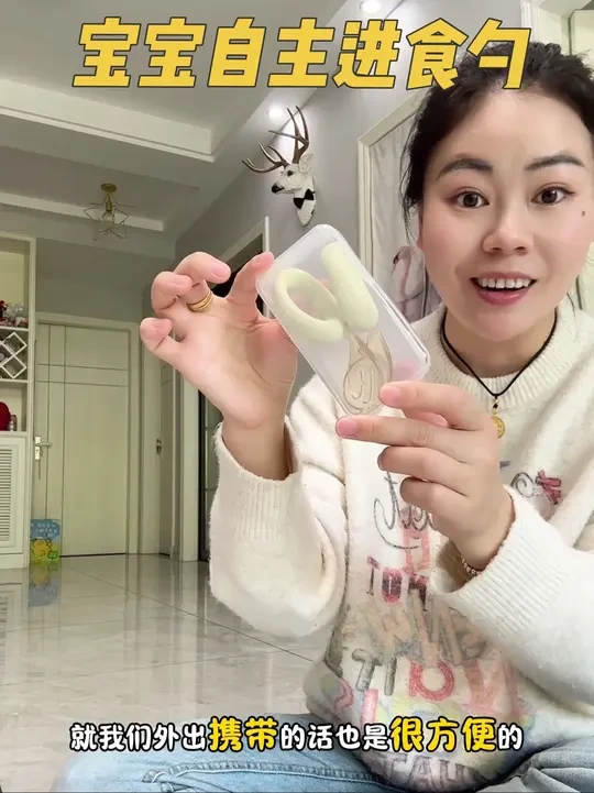 求求大数据，赶紧把这个锻炼宝宝自主进食的勺子，推荐给有需要的妈妈，奶瓶同款ppsu材质的，短柄弯勺，一整个就很轻，宝宝用着很顺手，学吃饭也更轻松#辅食勺 #宝宝好物推荐 #宝宝餐具 #自主进食叉勺 #