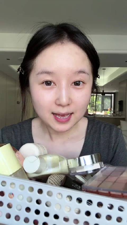 #彩妆产品##微博美妆大赛##彩妆产品#  高考后第一套彩妆怎么选？新手入门看这里！从口红到眼影，简单易上手的产品都给你整理好啦～跟着学，轻松变美不踩雷，你最想先get哪个？ Mizzi仙贝的微博视频
