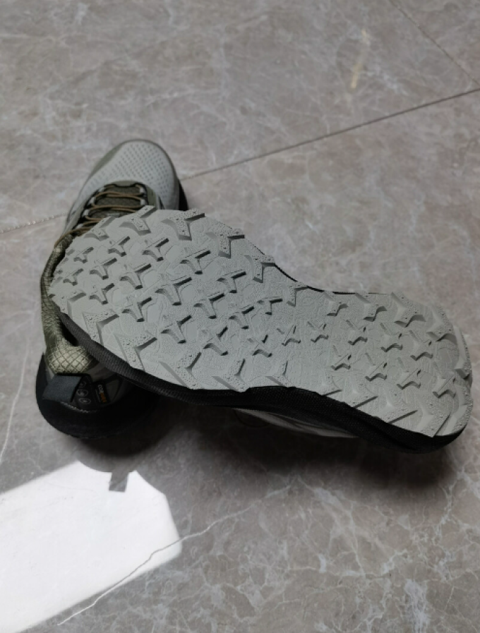 跑鞋