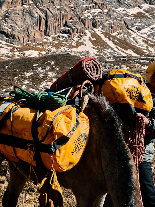 作为户外装备领域的经典之作,The North Face BASE CAMP DUFFEL 北面驮包自1978年诞生以来,以卓越的性能和设计成为户外探索者不可或缺的远征装备,并在潮流语境下不断探索与突