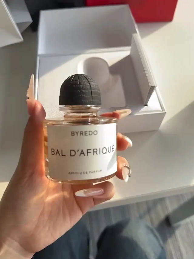 三只最最最特别最香的byredo
说起byredo这个牌子，很多人第一支入手的香90%都是无人区玫瑰或雪松。但其实这两支香在我这里并没有那么特别。 
我最最最最喜欢的byredo香水是这个热带爵士，也