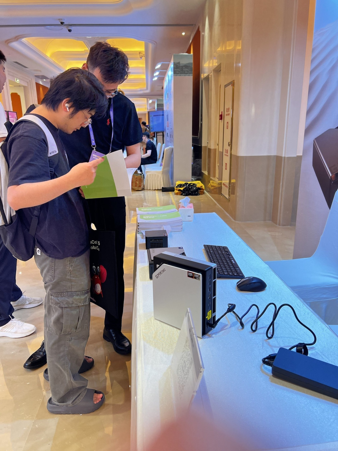 极摩客携多款重磅桌面AI超算电脑亮相GOSIM 杭州2025、强力赋能开源创新