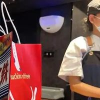 瑞幸崩铁联动冷变杯遭疯抢，黄牛炒到180元！玩家:周边太难抢！
