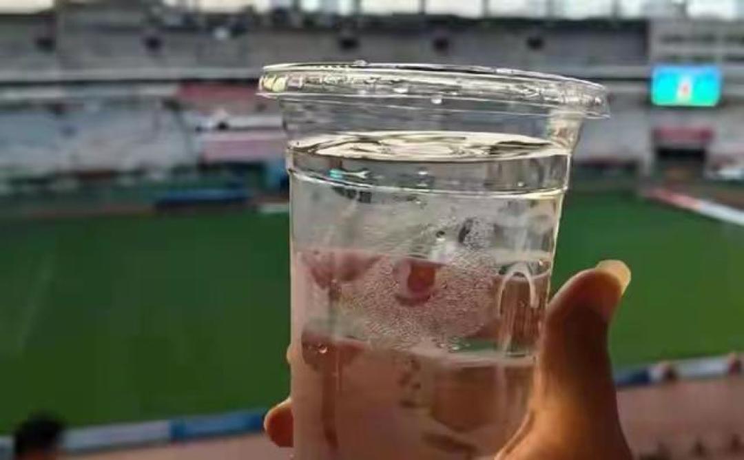 湘超6元矿泉水引争议:基层体育赛事的商业化困局与苏超免费饮水破局启示