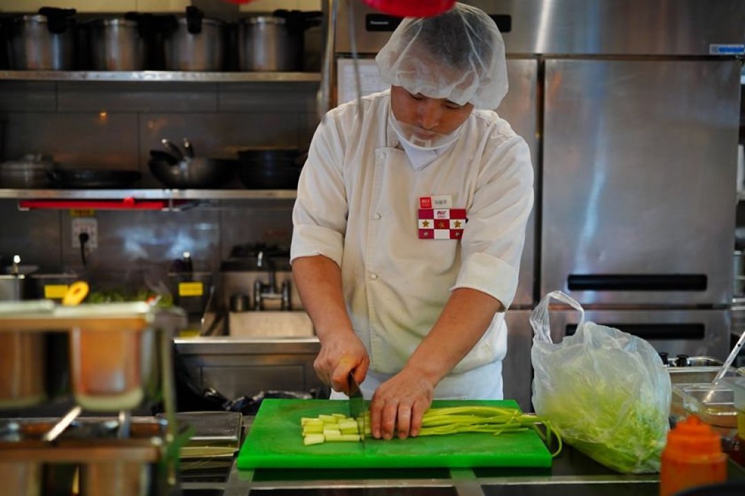 贾国龙致歉背后:西贝为何被逼学胖东来“打明牌”?深度拆解餐饮信任战