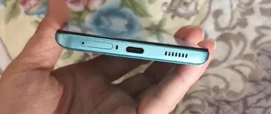 700拿下骁龙8+Gen1游戏手机，独显芯片，12+256G，支持120W快充。