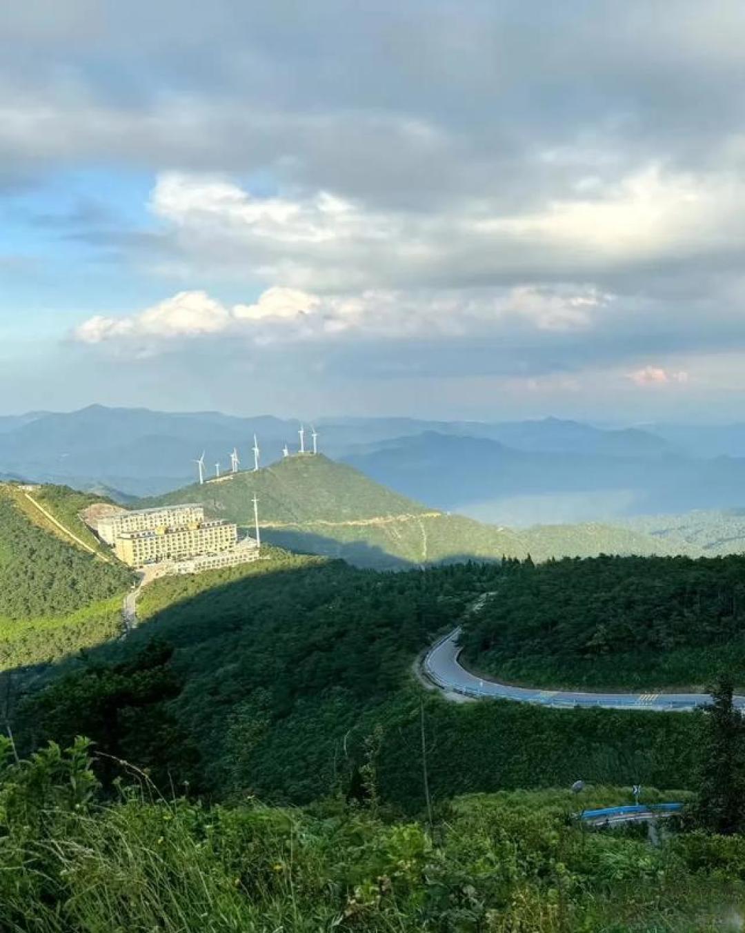 华中周末游攻略:两小时圈解锁草原星幕、峡谷秘境与千年古镇