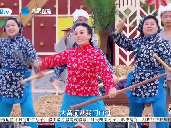 渑池县陶醉仰韶队带来独具特色的镢把戏《闹新春》。队员们手持镢头、锄把子上场，他们的呐喊声和敲打声，饱满有力，将农民丰收的热烈场景和满心的喜悦，都融进这激昂的表演中。#梨园春  #梨园春俺村最有戏 #三
