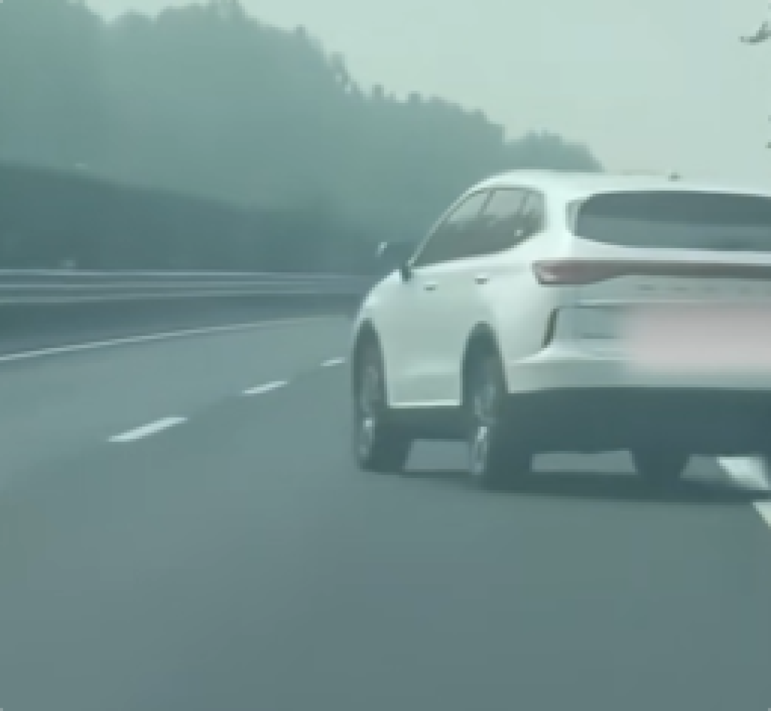 一辆SUV高速蛇形走位致堵车 警方回应:驾驶人突发疾病