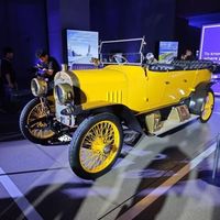 上汽奥迪E5 Sportback发布会现场摆了台老爷车 “AUDI”标识就源于此