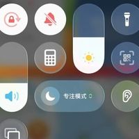 iOS 26液态玻璃设计引争议，视觉革新与实用主义碰撞