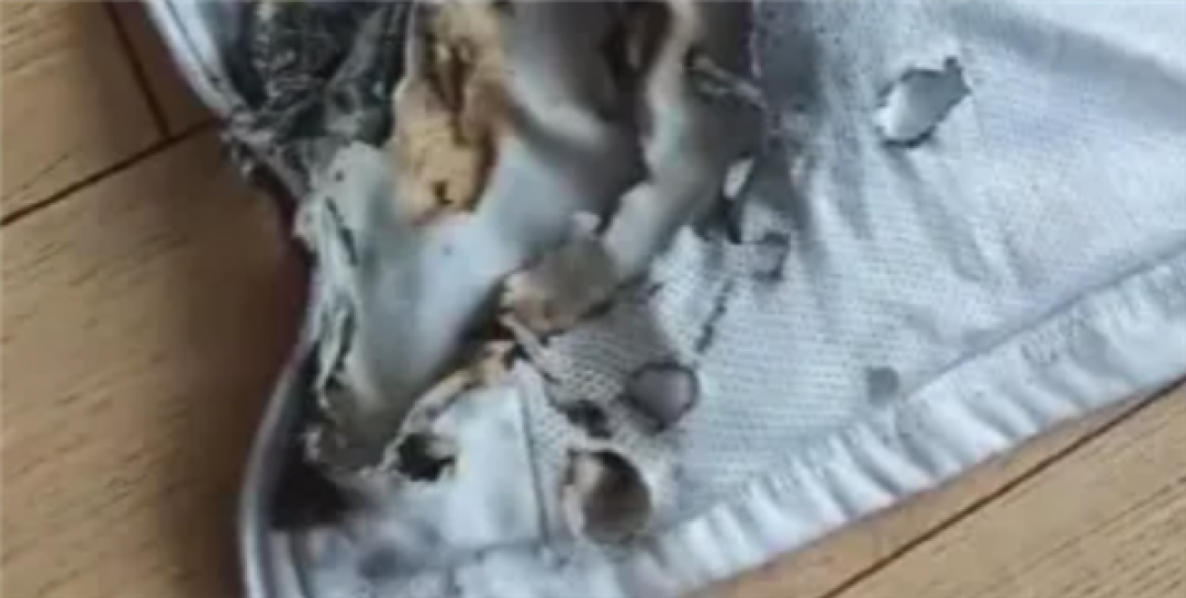 刚买一个月的充电宝突然自燃 17岁高中生校服被烧出大洞