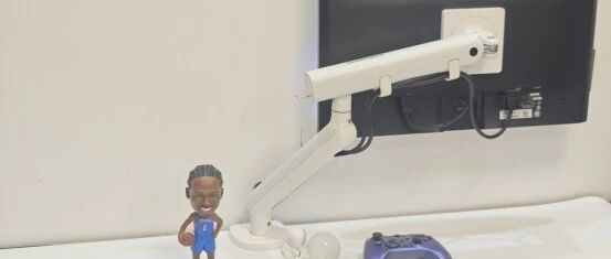 白色的飞利浦显示器支架和黑色的飞利浦显示器真是绝配！