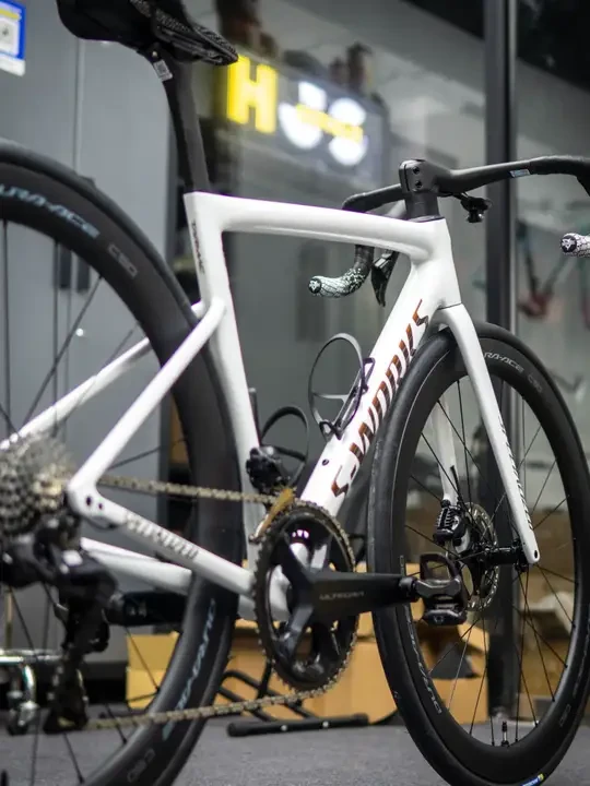 整车大体配置如下：
车架：26款 闪电 TARMAC S-WORKS SL8 52码
车把：闪电ROVAL一体把 400-90
套件：禧玛诺UT8170 （更换DA盘片、飞轮）
轮组：禧玛诺DA C5