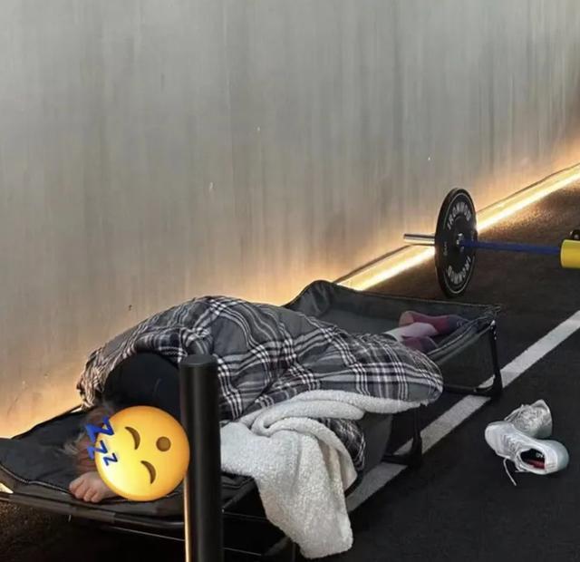 24小时健身房，被年轻人睡成了大酒店