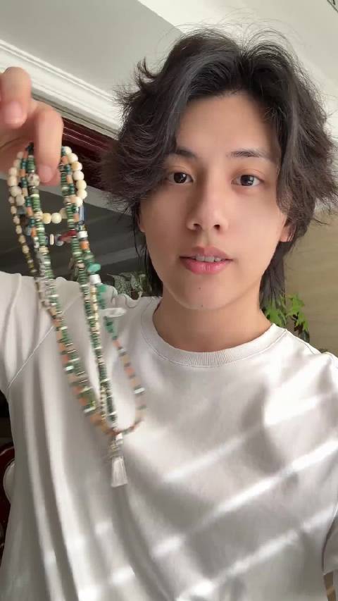 #时尚配饰##这配饰有点人设在身上#  最近挖到宝了！男生小众饰品分享，木头、琉璃材质的项链、手链、耳环，每款才10块钱，日常通勤搭衣服超好看，小众不撞款～你最近有没有买到喜欢的平价配饰呀？ 弟潮流的