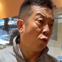 和罗永浩硬刚的贾国龙,为什么总爱把衣领支棱起来?