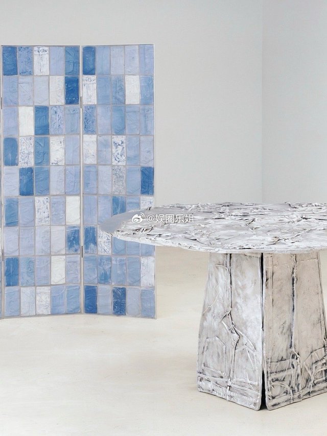 G-Star RAW 用废旧丹宁重铸工业美学，牛仔裤的穿着使命结束了，但是bbaietto 用铝和陶瓷为其续写了永恒，磨损的布纹、脱线的缝骨，如今以艺术家具的形式获得新生。  - 圆形会议桌：将丹宁布