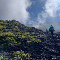 富士山登顶纪实：火山灰中的生命仪式与云海上的众生觉醒