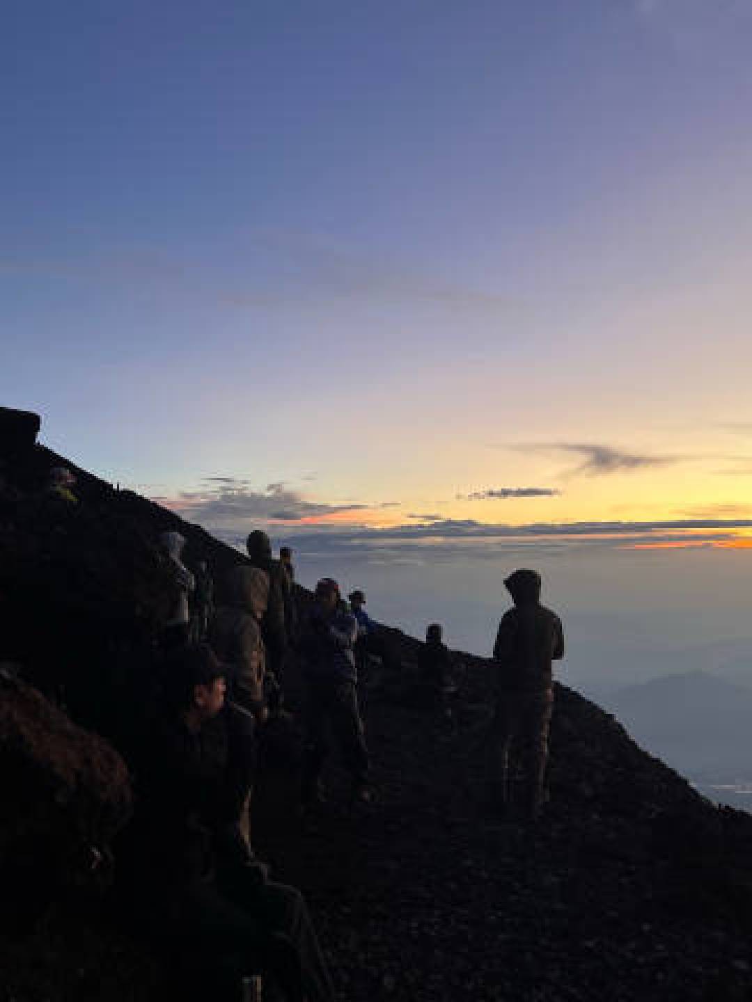 富士山登顶纪实:火山灰中的生命仪式与云海上的众生觉醒