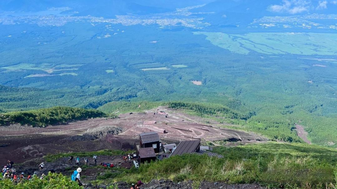 富士山登顶纪实:火山灰中的生命仪式与云海上的众生觉醒