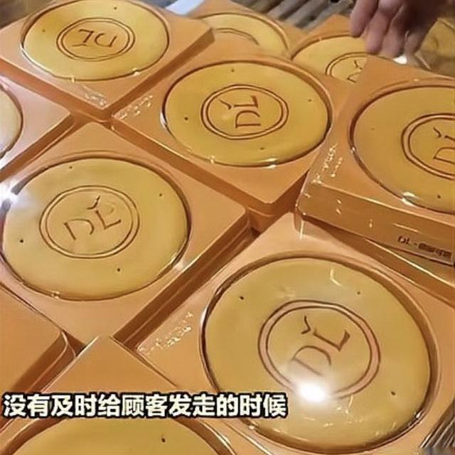 胖东来酥饼生产日期竟比发货晚，官方回应延迟发货，消费者能退换吗？