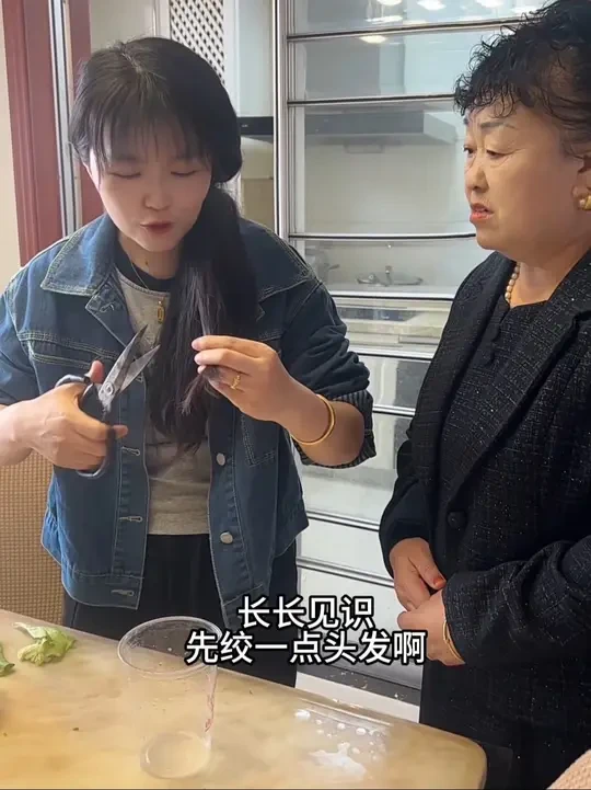 #记录真实生活 千万不要等到家里厨房，卫生间，马桶的下水道堵塞了再去疏通，一定要定期的清理，这个管道疏通剂，不管是毛发，油垢还是烂菜叶，都能轻松溶解……简单又省事#好物推荐🔥 #管道疏通剂