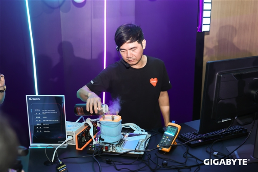 技嘉X870 AORUS Tachyon加持:锐龙7 9800X3D超频新世界纪录!突破7.3GHz大关
