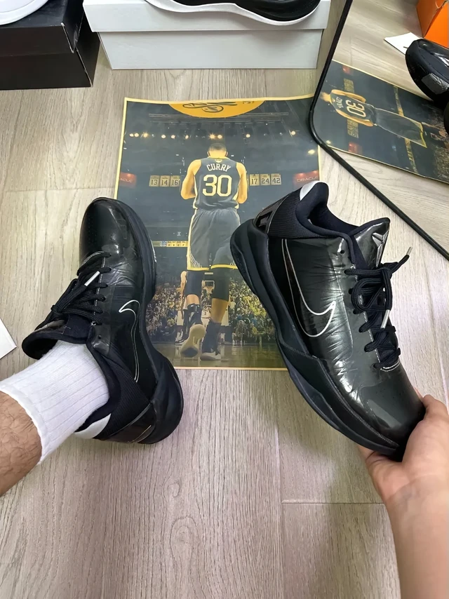 Kobe 5 黑武士 突袭无声。当曼巴化身暗影刺客！这双黑武士战靴竟是球场上的光学迷彩！
Nike Zoom Kobe 5 Protro Black Warrior 以特种部队战术装备为灵感，将科