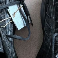 阿迪达斯全黑跑鞋：酷感与舒适兼备