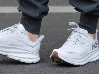 HOKA 克利夫顿 9 跑鞋实测！热身拉伸姿势全分享​